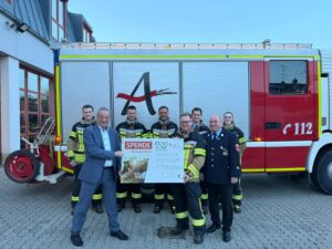 Spendenübergabe durch Sparkasse